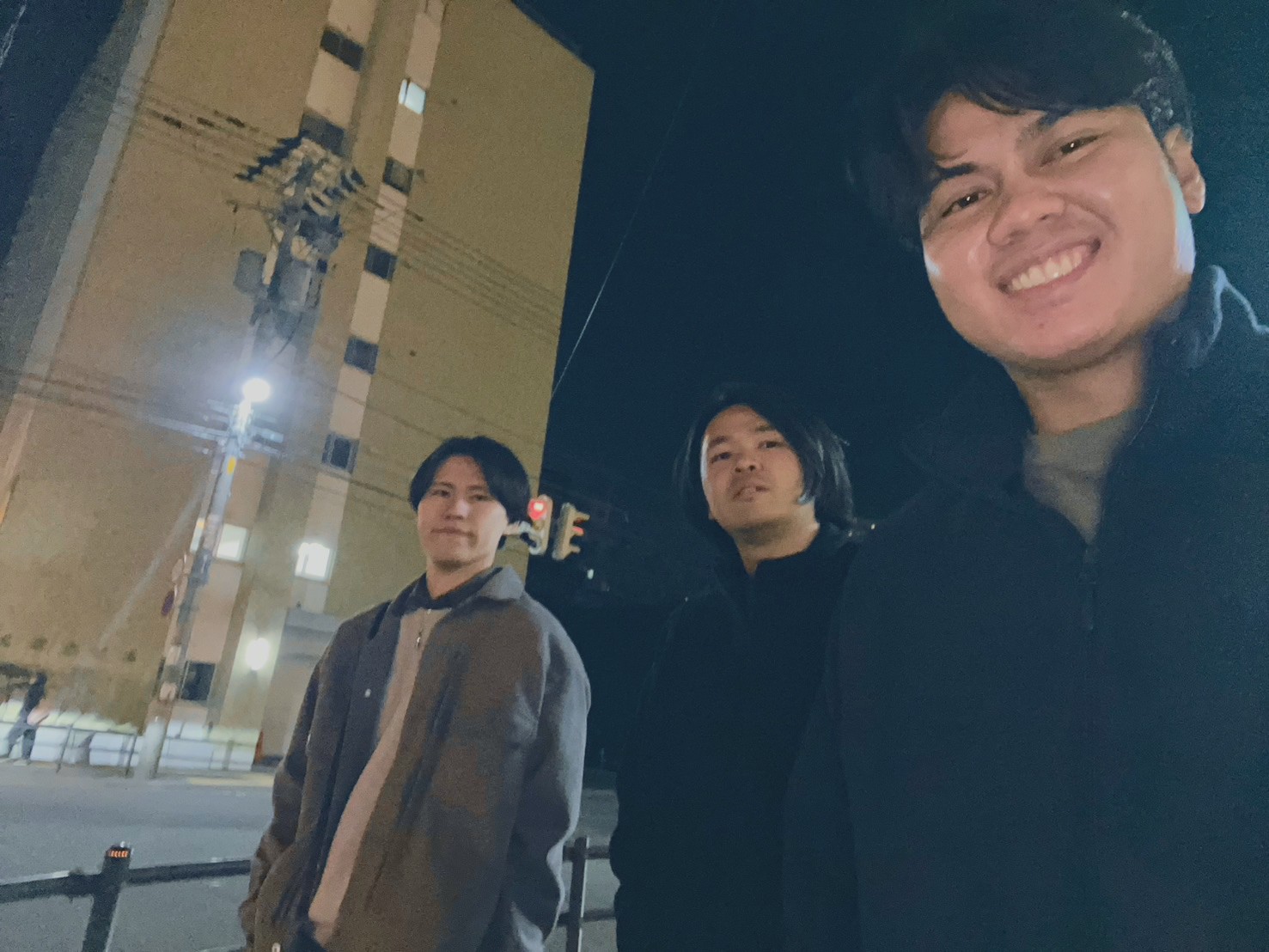夜の街で撮影したyuluのメンバー3人